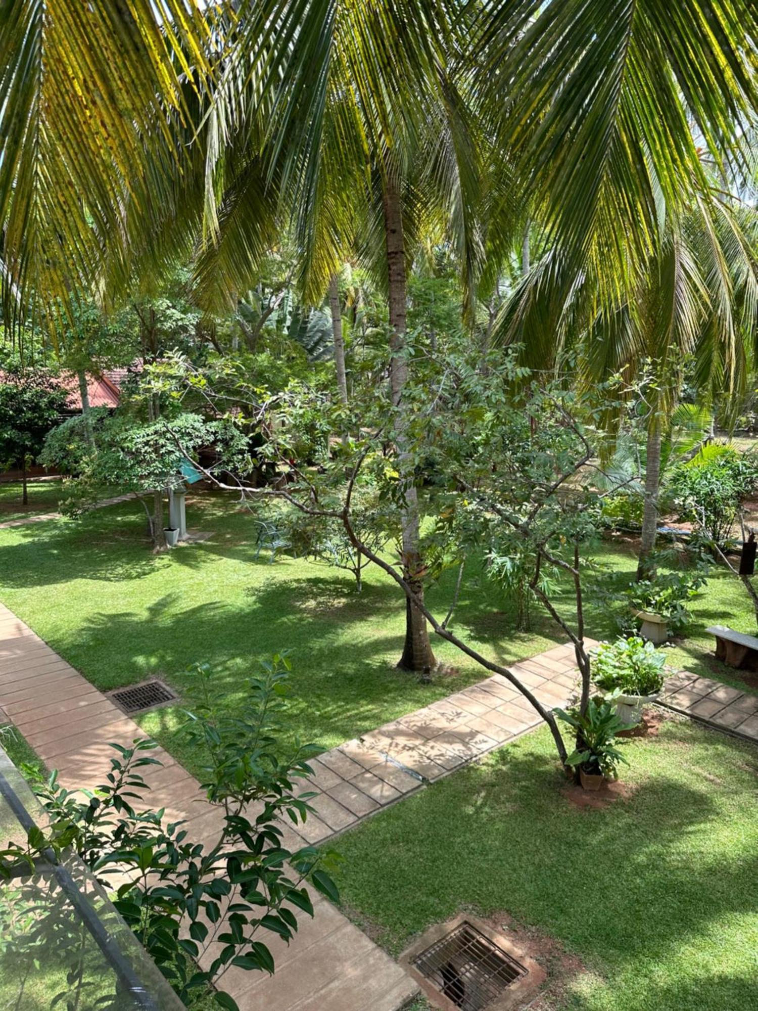 Hotel Heladiv Anuradhapura Exteriör bild