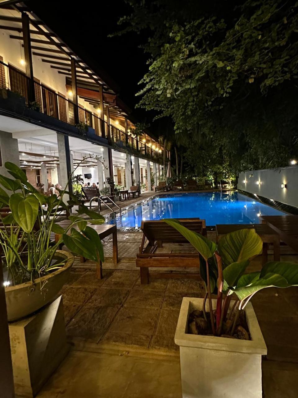 Hotel Heladiv Anuradhapura Exteriör bild