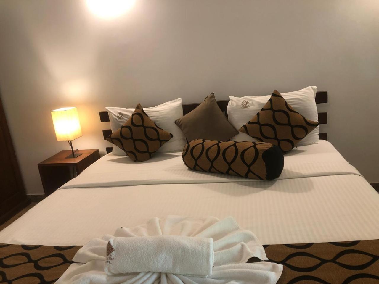 Hotel Heladiv Anuradhapura Exteriör bild