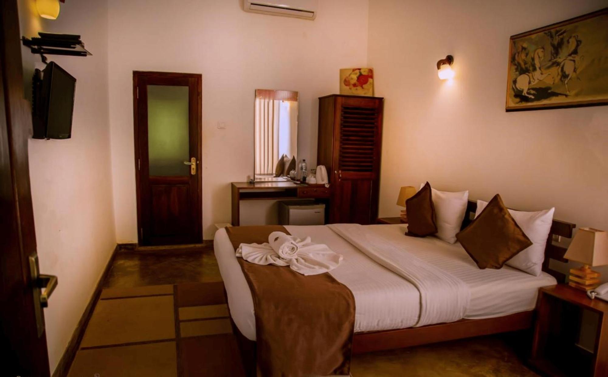 Hotel Heladiv Anuradhapura Exteriör bild