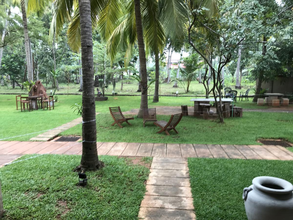 Hotel Heladiv Anuradhapura Exteriör bild